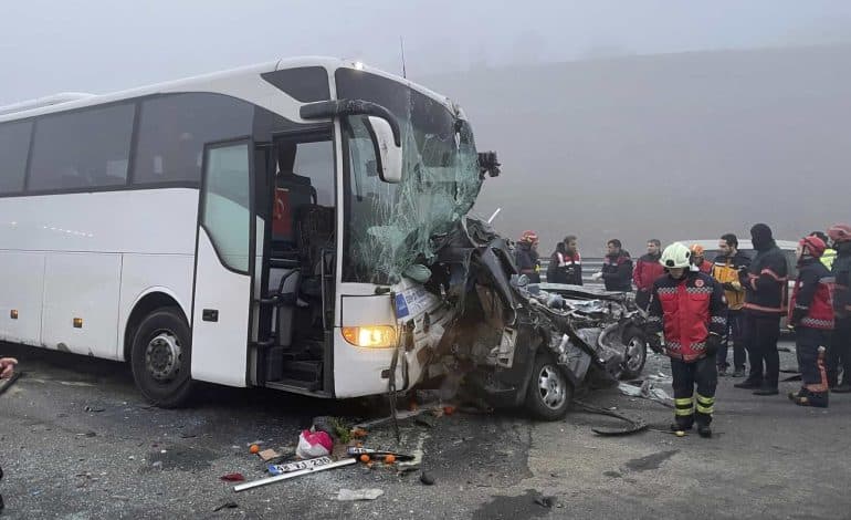 Mindestens zehn Tote und Dutzende Verletzte bei Massenkarambolage in der Türkei