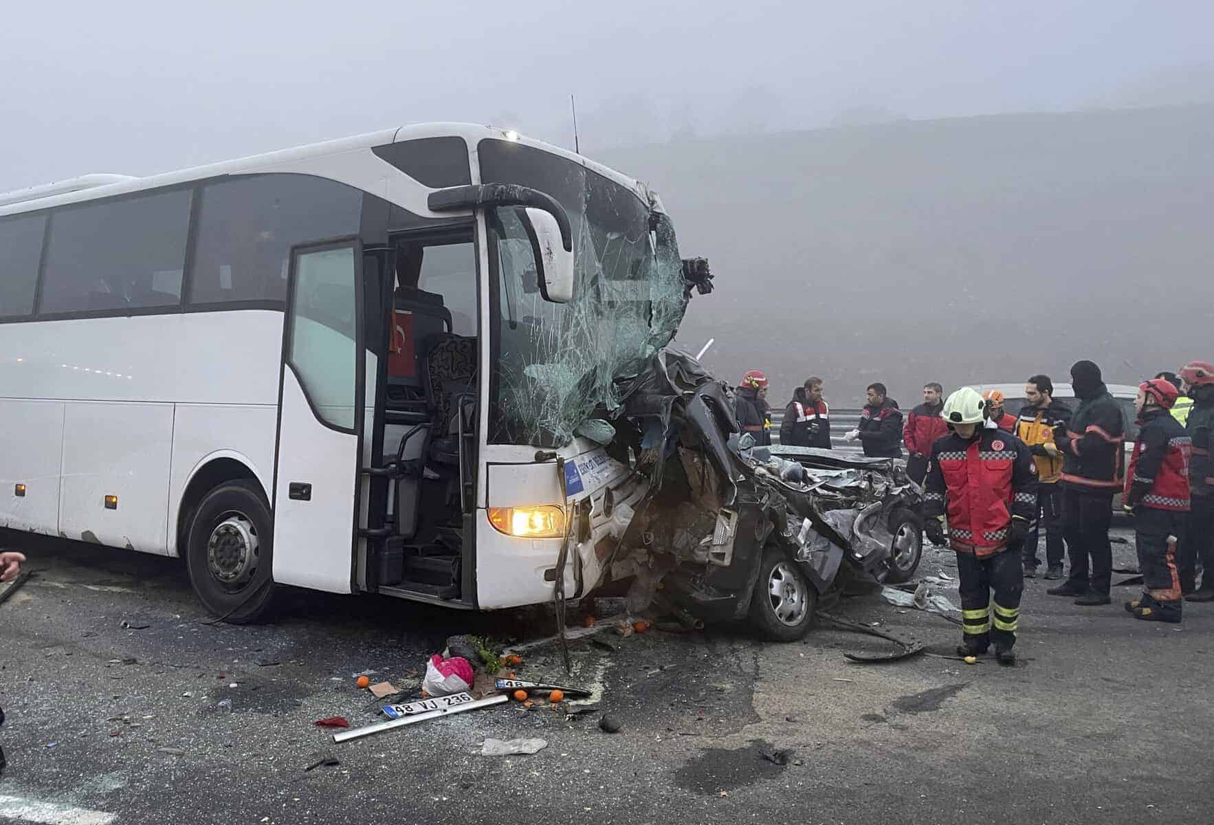 Mindestens zehn Tote und Dutzende Verletzte bei Massenkarambolage in der Türkei