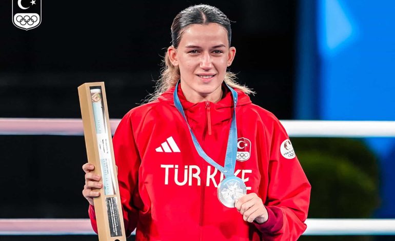 Boxerin Hatice Akbaş holt Silber in Paris