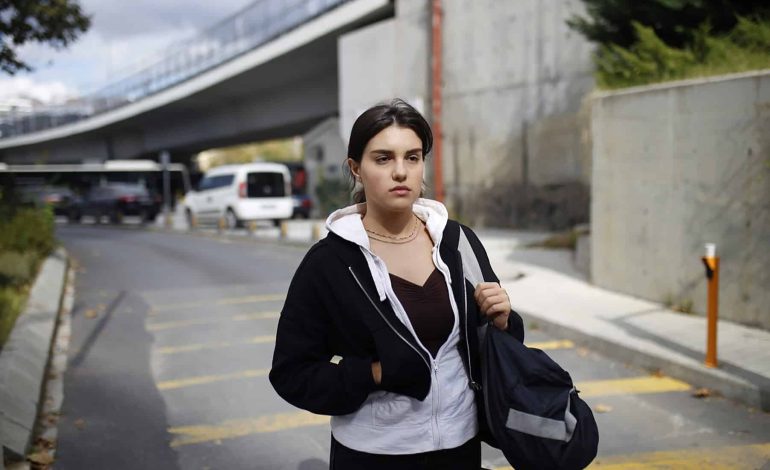 Jede Menge Wut, Trost und Trotz im deutsch-türkischen Drama „Ellbogen“