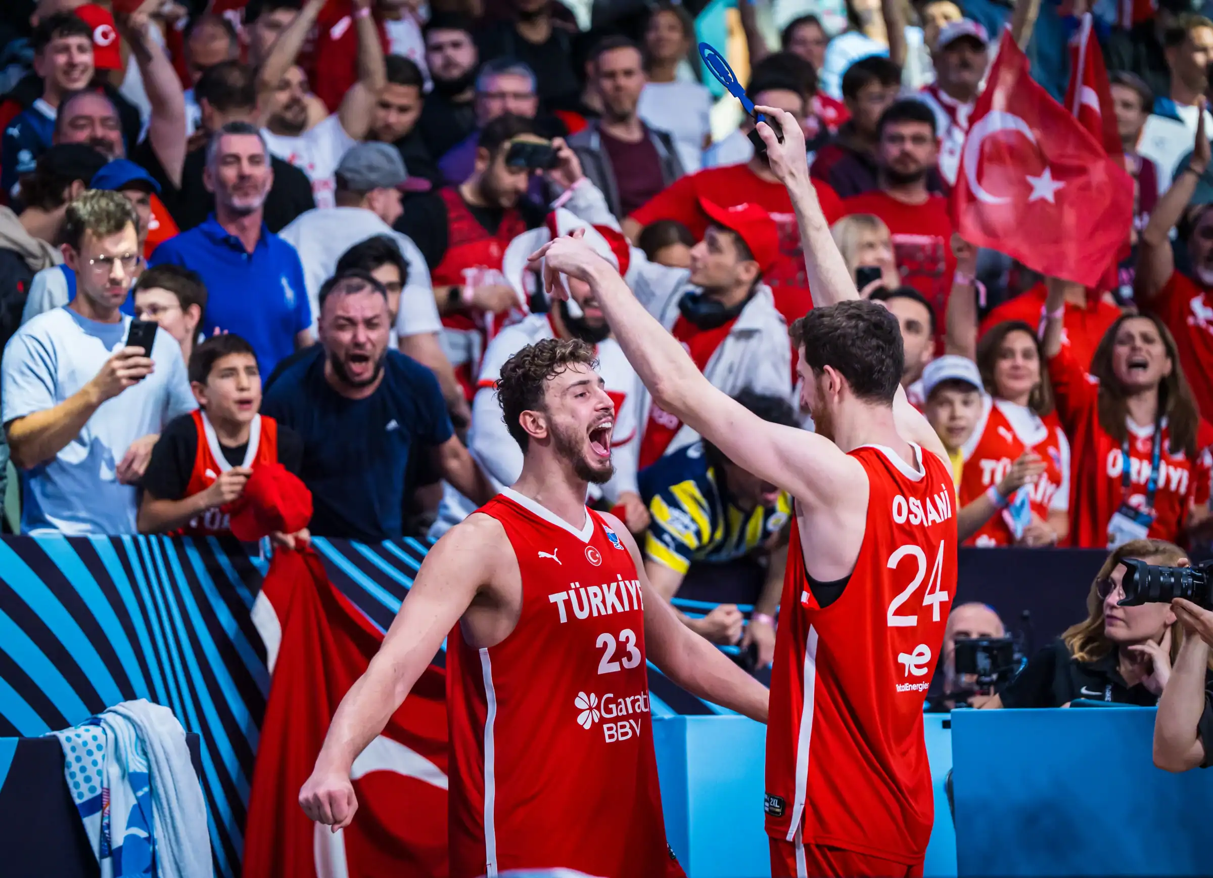 Basketball: Türkei fegt Griechenland vom Platz – Deutschland wartet im Finale