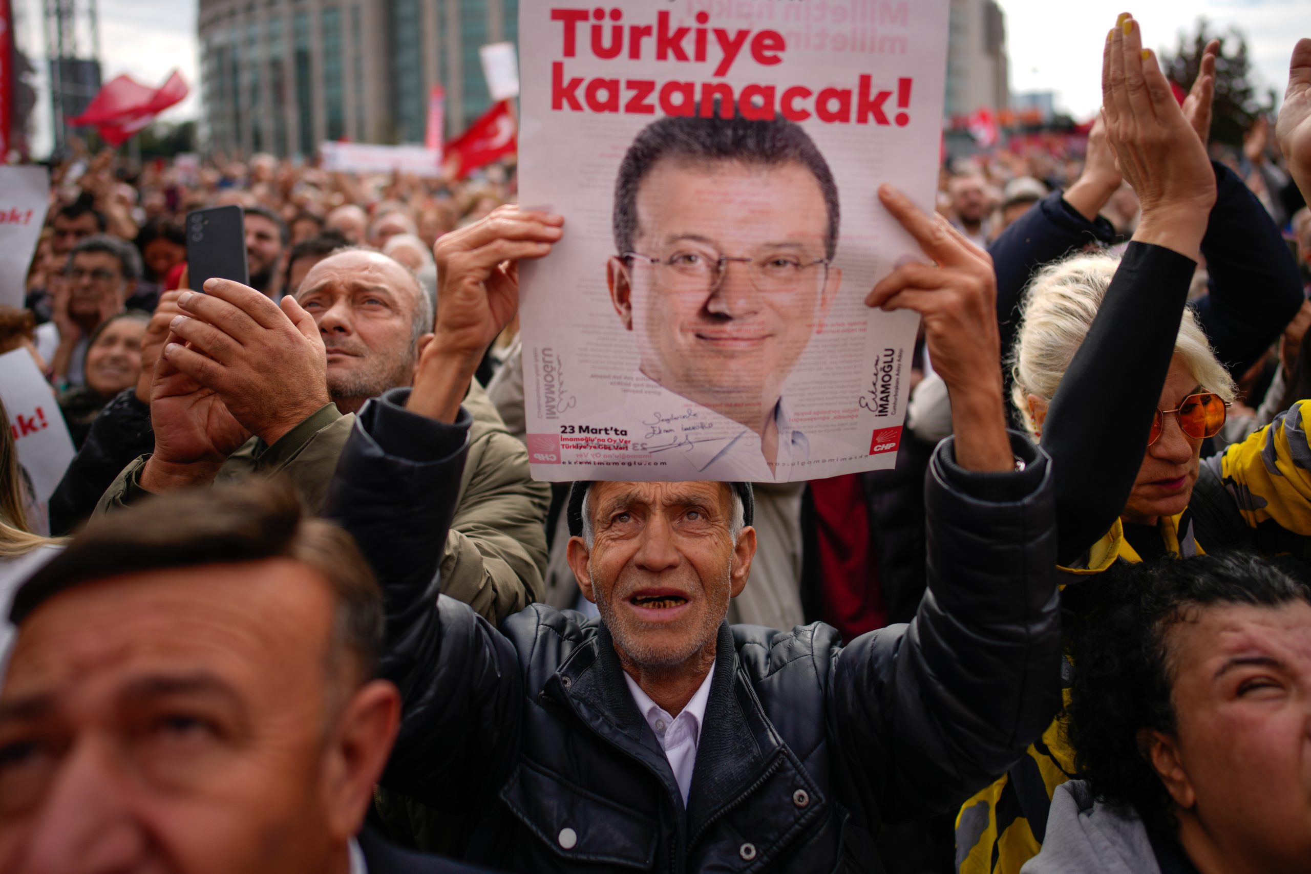 Mehr als 2.400 Jahre Haft für İmamoğlu: Partei spricht von „Propagandaschrift“