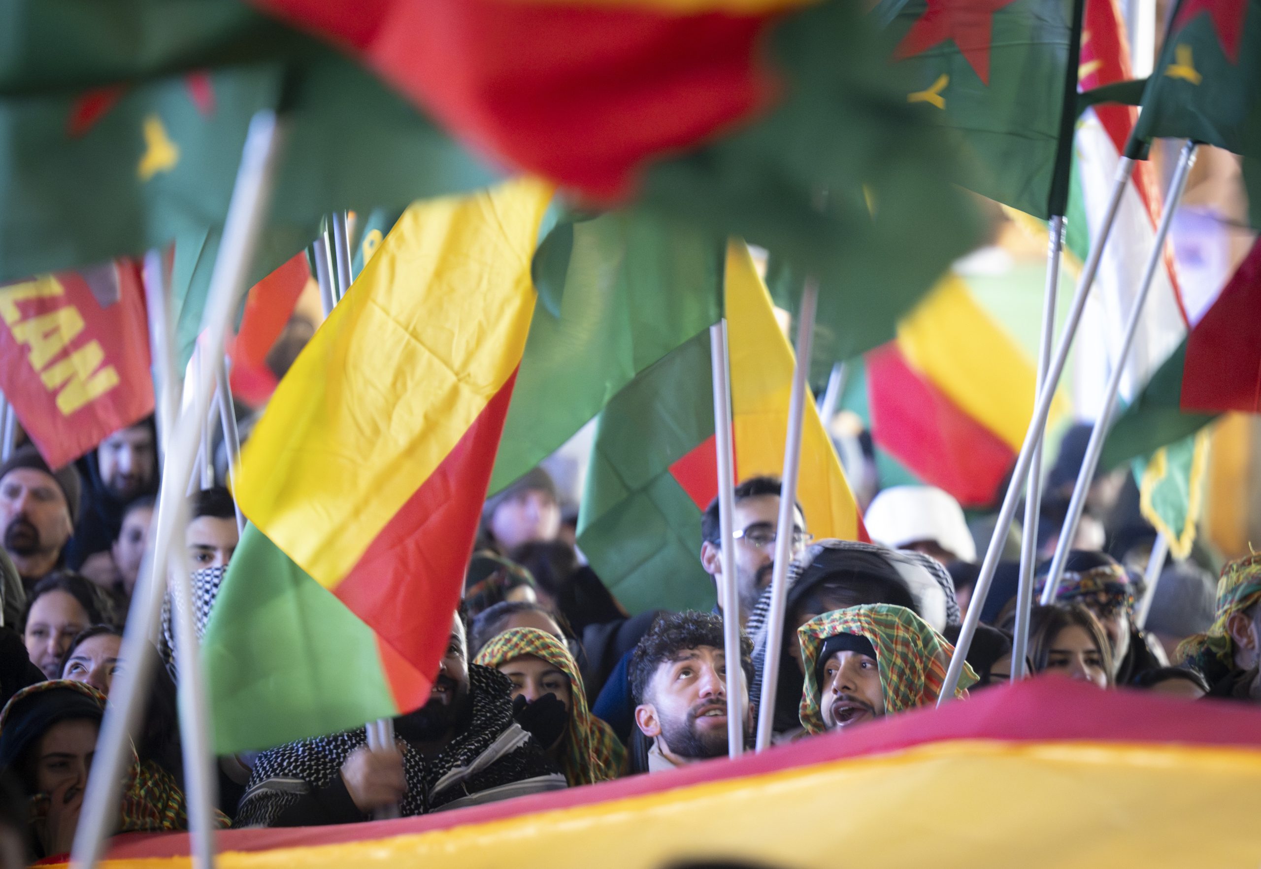 Rojava unter Druck: Wie Syriens neue Führung den kurdischen Autonomietraum zurückdrängt