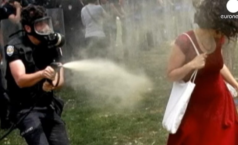 gezi frau in rot