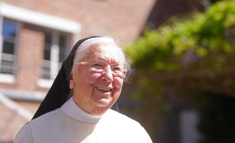 92-jährige Nonne probiert erstmals Döner – und begeistert das Netz