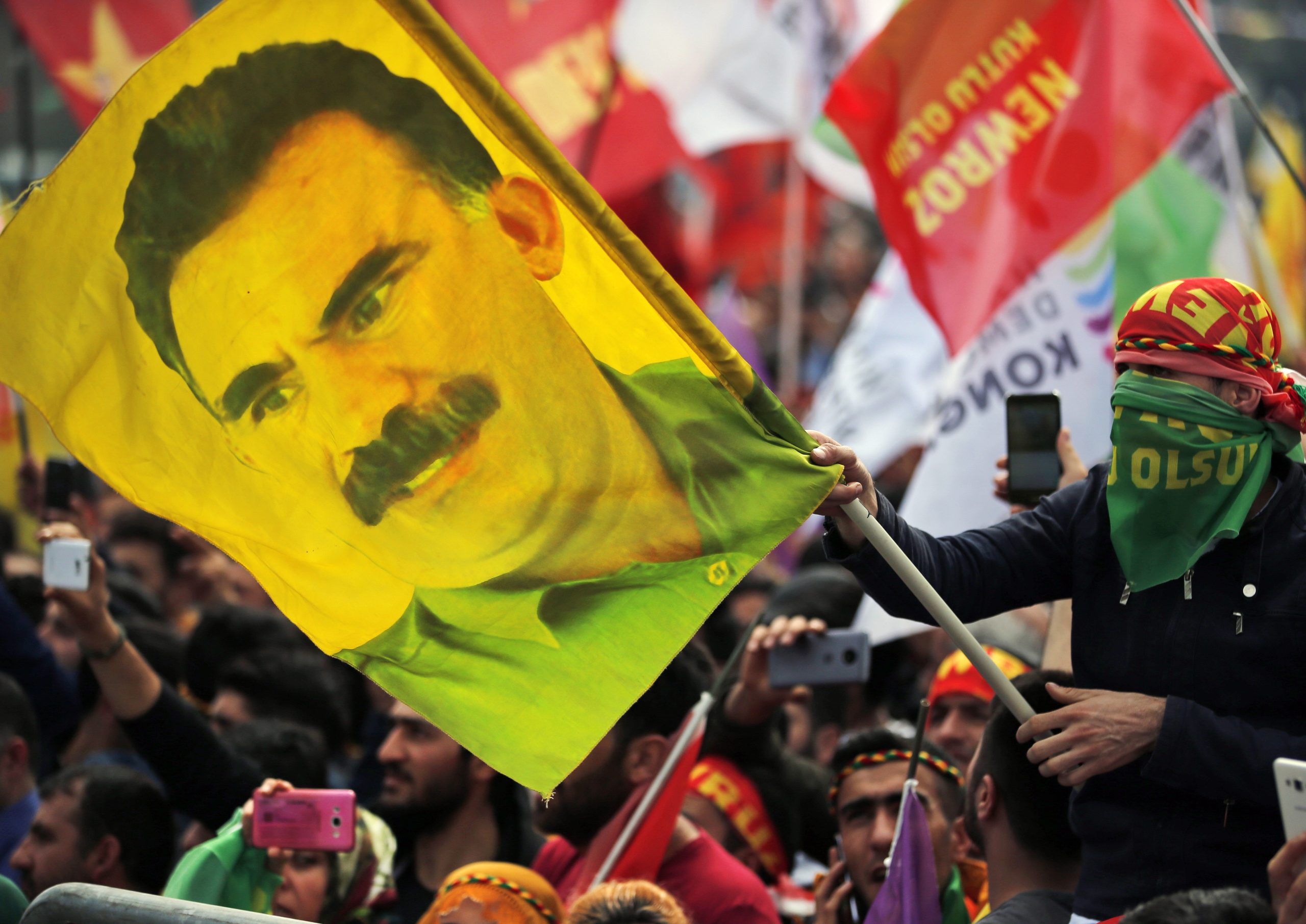 fahne mit bild von pkk chef Öcalan